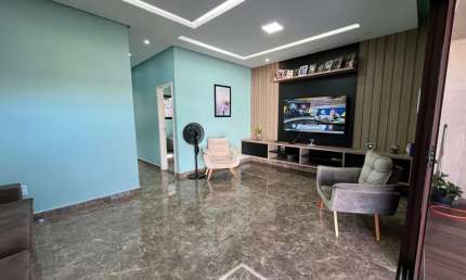 Casa totalmente reformada, com acabamento moderno e de alto padrão. Ideal para quem busca conforto, praticidade e estilo.