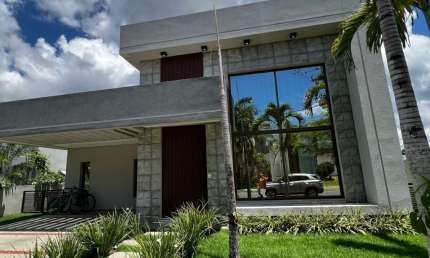 casa mobiliada em alphaville litoral norte 1 com  3 suítes reformada