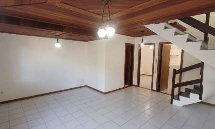 Casa em Itapuã em cond fechado com 4 quartos nascente perto da praia