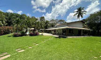 Casa a venda com 6 quartos em Lauro de Freitas no Cond Águas Finas reformada com piscina e area gourmet