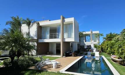 Casa a venda em Busca Vida com 4 suites e piscina em Busca Ville
