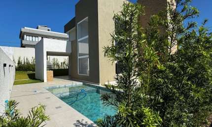 Casa a venda em alphaville litoral norte 3 com 4 suites piscina e área gourmet
