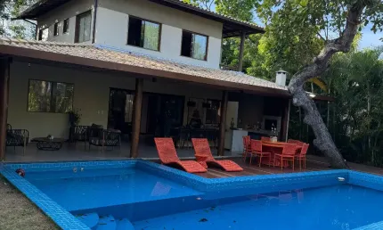 Casa a venda em praia do forte com 4 suítes reformada no alto da constância