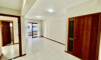 Apartamento a venda na pituba com 2 quartos varanda e armarios na alameda gênova