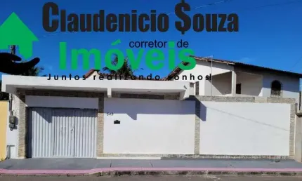 Casa com 3 quartos e área de churrasco com varanda independente, mais de 5 vagas para garagem