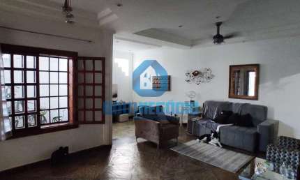 LINDA CASA DE ESQUINA COM DECORAÇÃO RUSTICA E AREA GOURMET COM CHURRASQUEIRA ,