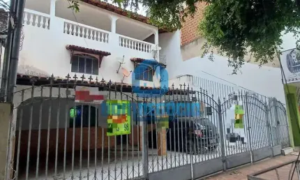 Excelente Casa com Três Moradas à Venda no Centro de Governador Valadares