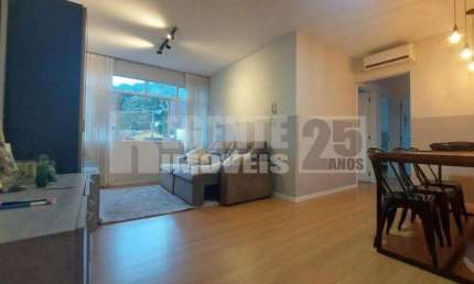 Lindo apartamento totalmente reformado de 3 dormitórios no Itacorubi em Florianópolis.