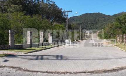 Casa com 3 dormitório sendo uma suíte à venda no bairro Saco Grande em Florianópolis