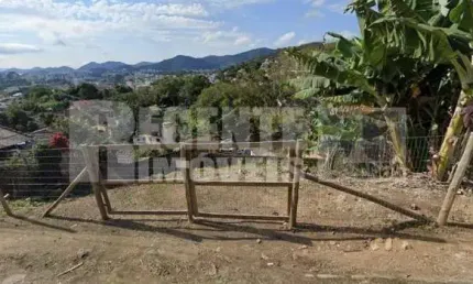 Terreno com 587,02m² à venda no bairro Pantanal em Florianópolis.