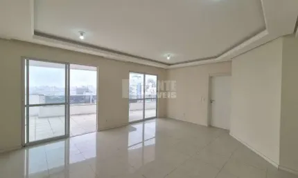 Apartamento amplo com 169m², 3 quartos sendo 1 suíte.