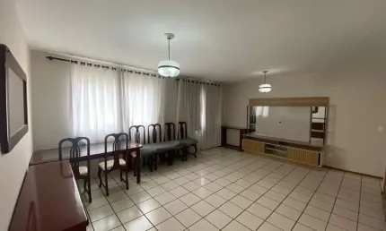 Amplo partamento com 3 dormitórios sendo 1 suíte no centro de Florianópolis.