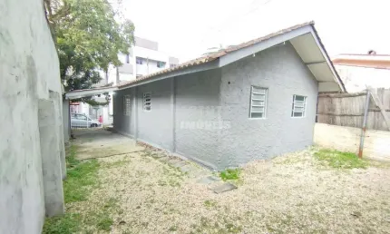 Terreno com 2 casas próximo a UFSC no Bairro Trindade em Florianópolis.