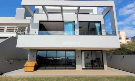 Casa alto padrão com 3 suites no bairro João Paulo Florianópolis