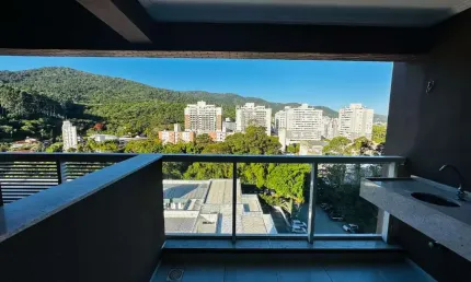 Apartamento com dois quartos sendo um suíte no itacorubi com vista para o verde.