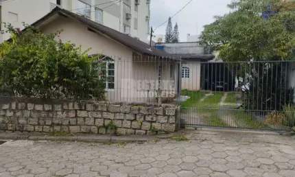 Terreno com  Viabilidade AMC 10.5, casa mista - Trindade -Florianópolis
