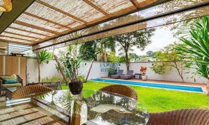 Casa com piscina e 4 suítes em condomínio fechado - Agende sua visita!