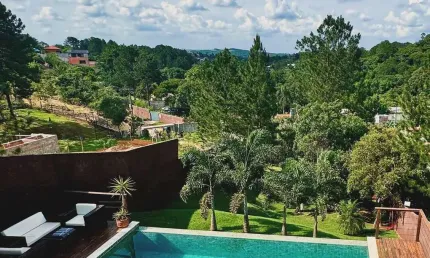 Imperdível! Casa à venda em Jarinu-SP, no bairro Week End, com 2 quartos, 1 suíte, 3 salas, 4 vagas de garagem e 194m² de área.