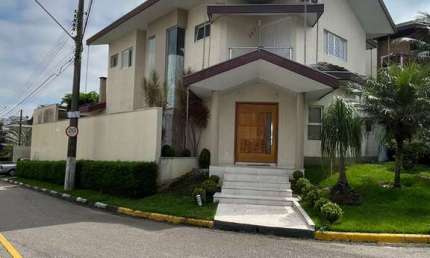 Casa de luxo em condomínio: 3 quartos, 3 suítes, 3 salas, 4 banheiros, 2 vagas e 240m² em Jacareí-SP - Loteamento Villa Branca