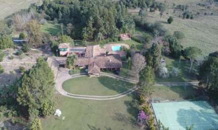 FAZENDA DE ALTO PADRÃO A VENDA NA REGIÃO DE SOROCABA-SP ??   Área Total: 67 Alqueires   Formação: Agricultura e Pecuária   Aproveitamento: 80%    So