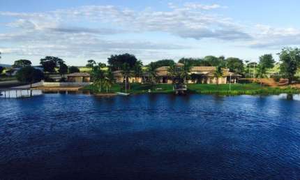 ?Fazenda de alto padrão norte de Goiás com área de 800 alqueires   ?obs: fazenda para cliente exigente com Terra de cultura e estrutura cinematográfica    ?550 alqueires em um bloco e  mais 250 separa