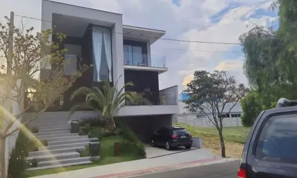 Luxuosa casa em condomínio à venda em Valinhos-SP, no bairro Santa Cruz, com 4 quartos, 4 suítes, 2 salas, 5 banheiros, 4 vagas de garagem e 320m².