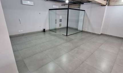 Sala comercial de alto padrão no Centro de Jacareí-SP: 2 salas, 1 banheiro, 1 vaga de garagem, 28m². Venha conferir!