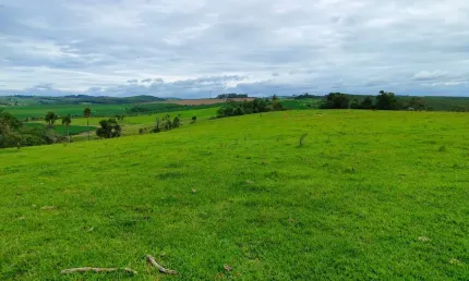 EXCELENTE SÍTIO A VENDA NA REGIÃO DE ITAPETININGA-SP ??   Área Total: 17,7 Alqueires   Pasto: 14 Alqueires   Restante: Reserva e App  Topografia: Ondulada   Solo: Misto   Hidrografia: Nascente, Ribeir