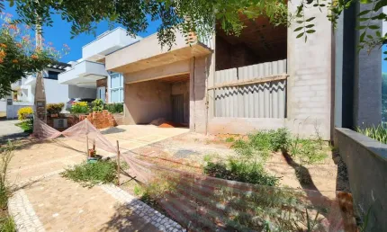Casa em construção à venda no estado, com uma planta moderna e bem aproveitada boa localização dentro do condomínio  características: 171 m² de construção + 12m² de piscina = 183 m² 250 m² de terreno