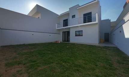 Casa de alto padrão em condomínio no Parque Olívio Franceschini, Hortolândia-SP: 3 quartos, 1 suíte, 2 salas, 2 banheiros, 4 vagas de garagem, 168m².
