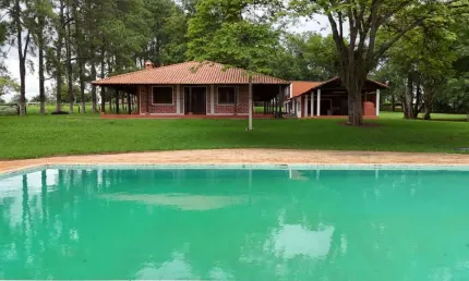 SITIO em TATUI   ?1,98 alqueires  ?48.000m2  ?Bairro Guarapó  ?Casa sede Avarandada  ?3 quartos sendo 2 suítes  ?móveis planejado nos quartos  ?Sala  ? Cozinha Americana  ?sala de estar + lareira  ? á