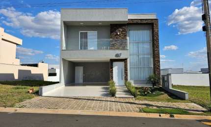 Luxuosa Casa em Condomínio à Venda em Monte Mor-SP, Bairro Monterrey  3 Quartos, 1 Suíte, 2 Salas, 2 Banheiros, 4 Vagas de Garagem  304m².