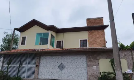 Imperdível: Casa à venda em Jacareí-SP, no Centro, com 3 quartos, 1 suíte, 3 salas, 3 banheiros, 3 vagas de garagem e 240m² de área!