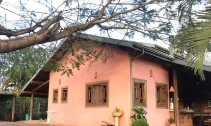 Chácara de luxo à venda em Morungaba-SP, na Vila Minha Pátria: 3 quartos, 2 suítes, 3 salas, 3 banheiros, 5 vagas, 380m². Estilo Colonial Rústico !