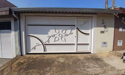 Imperdível! Casa à venda em Americana-SP, no Parque Nova Carioba, com 2 quartos, 1 suíte, 1 sala, 2 vagas de garagem e 113m².
