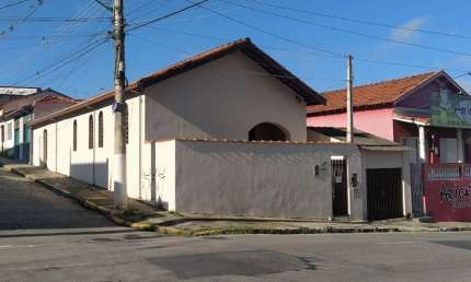 Excelente imóvel no CENTRO Rua Tiradentes, 228 ( ESQUINA c a Rua dos Operários) em frente ao BOULEVARD JACAREÍ/Hotel IBIS, tendo acesso pelas duas ruas. Uso residencial ou comercial!! 4 QUARTOS, SALA,