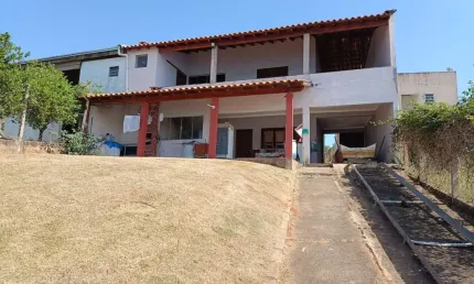 Chácara à venda em alterosa-mg, bairro zona rural: 3 quartos, 2 salas, 2 banheiros, 2 vagas de garagem, 200m² de área.