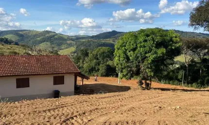 Espetacular Sitio à Venda em Divinolândia-SP - 4 quartos, 2 salas, 2 banheiros, 3 vagas de garagem, 266.200,00 m² de área