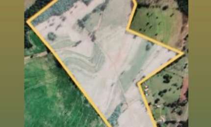 Aqui Sitio com 14.8 Alqueires.. 8 km do asfalto, 23  km de Itapetininga, ótima topografia terra mista boa , partes vermelha ... Não tem Benfeitorias,  preço 3.2 milhão