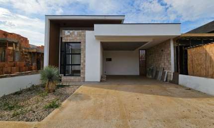 Venda de Casa em Condomínio de Alto Padrão em Hortolândia-SP, Residencial Jardim do Jatobá: 3 quartos, 1 suíte, 2 salas, 2 banheiros, 4 vagas de garagem, 160m².