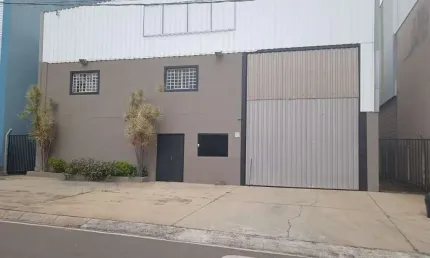 Galpão industrial de alto padrão em condomínio para locação em Sumaré-SP - 2 salas, 2 banheiros, 12 vagas, 640m²!
