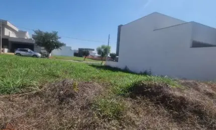 Lote de 250 metros próximo a área de Lazer ( Sol da Manhã). Condomínio conta com estrutura completa único na cidade com Piscina. Academia Climatizada.