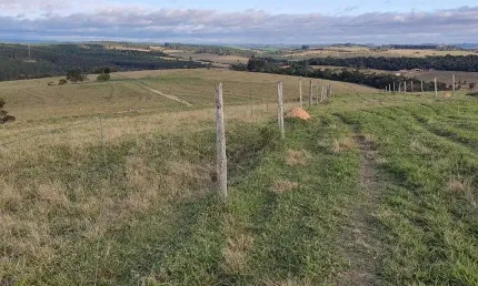 Fazenda à venda em Alambari-SP, Zona Rural: 3 quartos, 3 salas, 3 banheiros, 5 vagas de garagem! 150,00 m² de área!