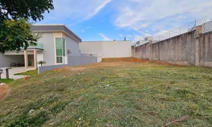 Terreno Plano 434,61m2 Terreno com excelente topografia - Ótima localização do terreno dentro do condomínio, rua tranquila  - Terreno de metragem maio