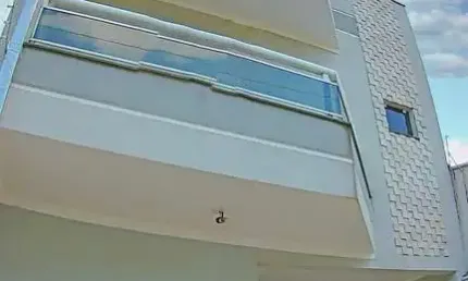 Casa Triplex 145m2 3 Dorms 1 Suíte, Sala de jantar ?	Cozinha planejada  ?	Área de serviço ?	WC social ?	Vaga de garagem para 2 carros ?	Churrasqueira