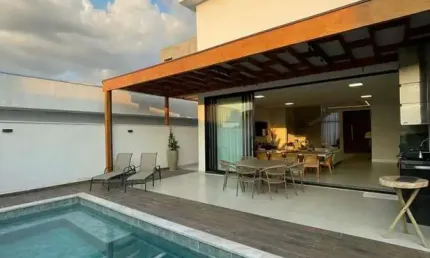 Casa Térrea 339m2 4 suites, Sala, Cozinha, Banheiro, 2 Vagas Cobertas 2 Descobertas, Quintal, 394 metros de terreno, Energia Fotovoltaica, Piscina Aqu