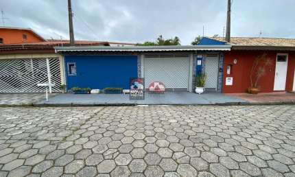 Casa 220m2 3 Dorms, 3 banheiros 1 Sala 1 Sala de jantar 1 Ampla cozinha toda com armários planejados. 1 Lavanderia coberta. Varanda na volta toda da c