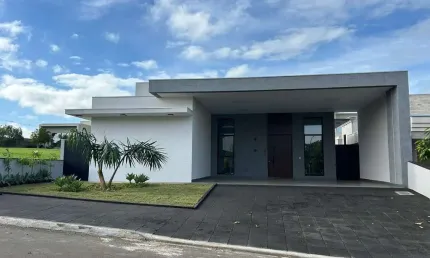 Casa Térrea 253m2 3 Suítes, Terreno 465m2 Tem água quente e fria na casa toda Piscina somente água fria, mais o encanamento tudo pronto se caso o clie