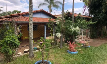 Chácara 986m2 Casa 2 quartos mais sala cozinha e banheiro mais churrasqueira e piscina pomar e vários pé de frutas valor 450 mil . Aceito casa de meno