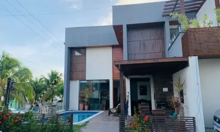 Casa Duplex 241m2 - Térreo: Sala  Cozinha  Área de Serviço  Lavabo  Varanda Gourmet  1 suíte   - 2° Piso: 02 Suíte com varanda 02 suíte    Obs. Vai an
